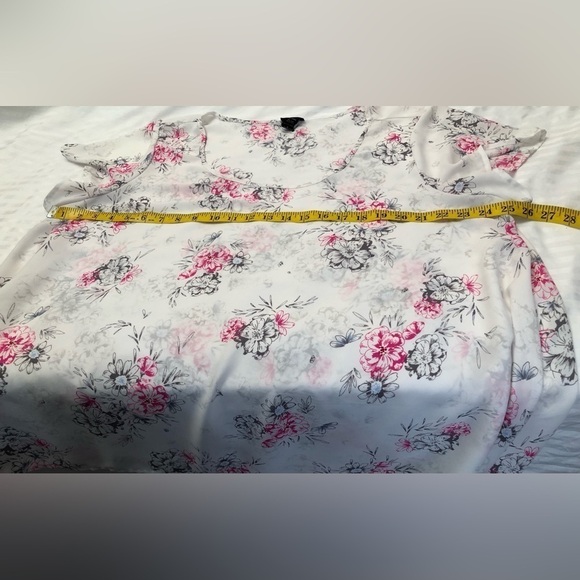 Torrid White Floral Top Blouse Short Sleeve Shirt Asymetrical Hem Size 3X - Picture 11 of 16